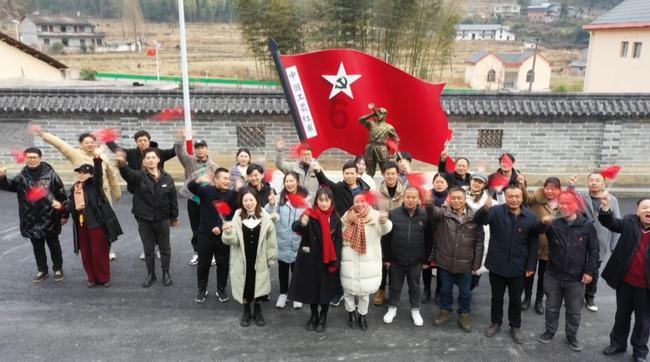 驾校学员在科二练车时不慎把教练车碰坏了，责任由谁付？